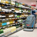 ICE-International, Hoogvliet supermarkt Alphen aand de Rijn. Rubin van der Tas met de ICE schrobborstelmacine aan het werk op de drankafdeling